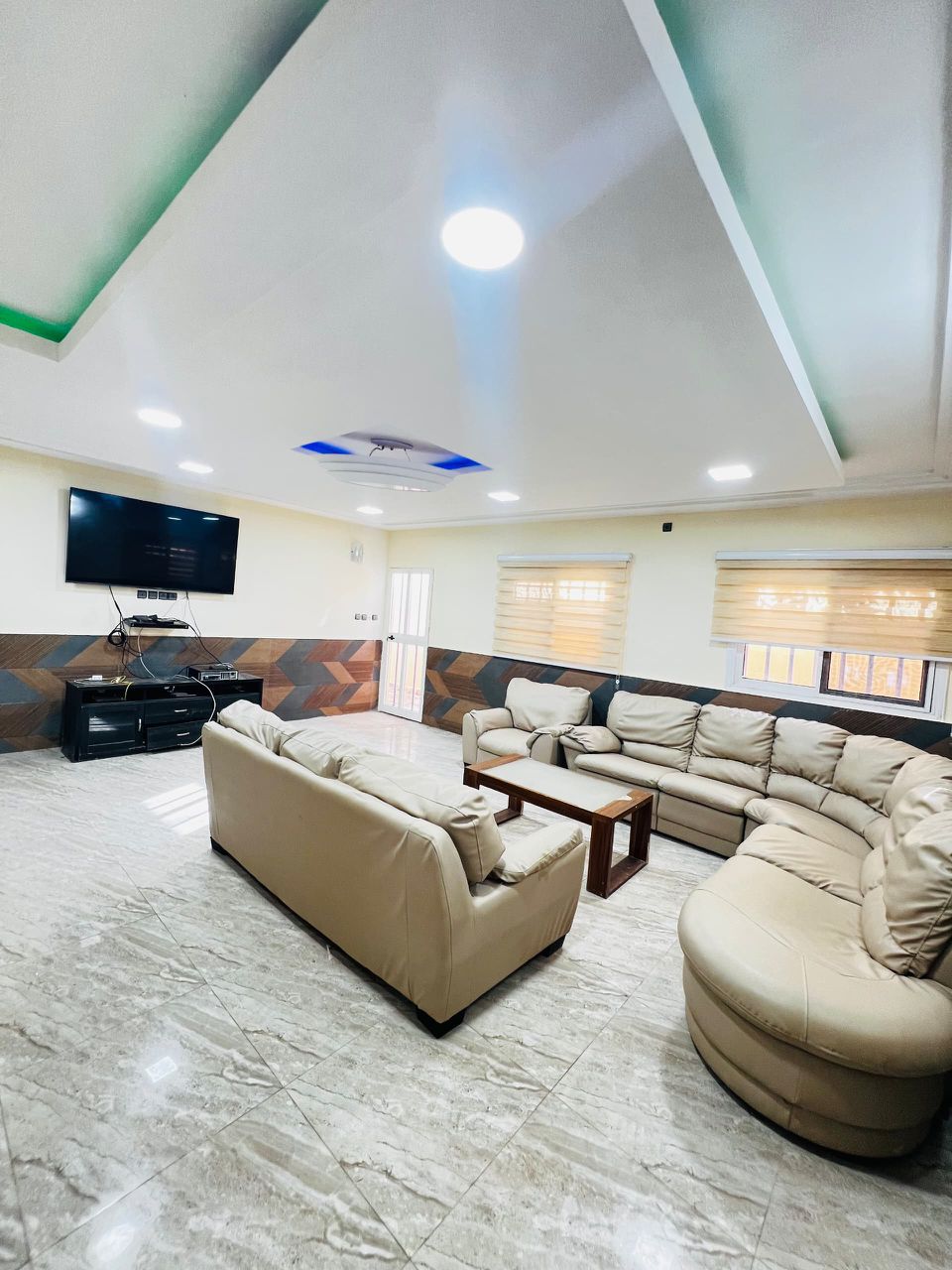 Villa basse semi-meublée à louer à Agoè Anonkui en face de Camp FIR – 500 000 FCFA