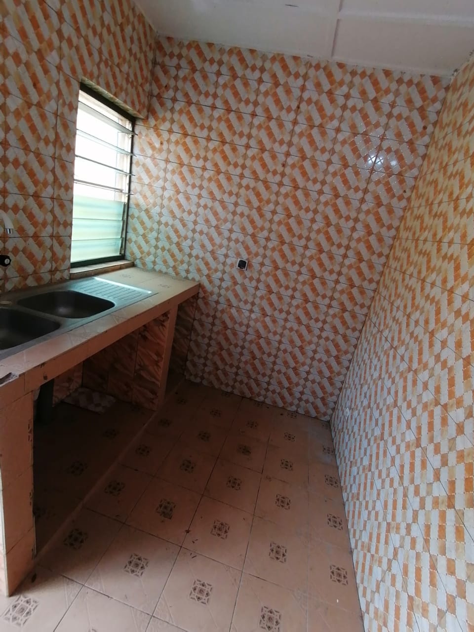 Terrain de 343 m² avec construction en angle de rue à vendre à Totsi Gblinkomé – 38 millions FCFA