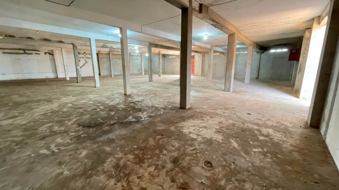 Entrepôt de 400 m² en location à Aéroport (Togo2000) – 1 500 000 FCFA