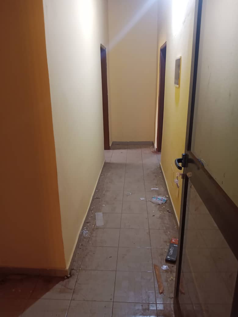 Villa de 2 chambres à louer à Akato, proche du goudron – 70 000 FCFA/mois