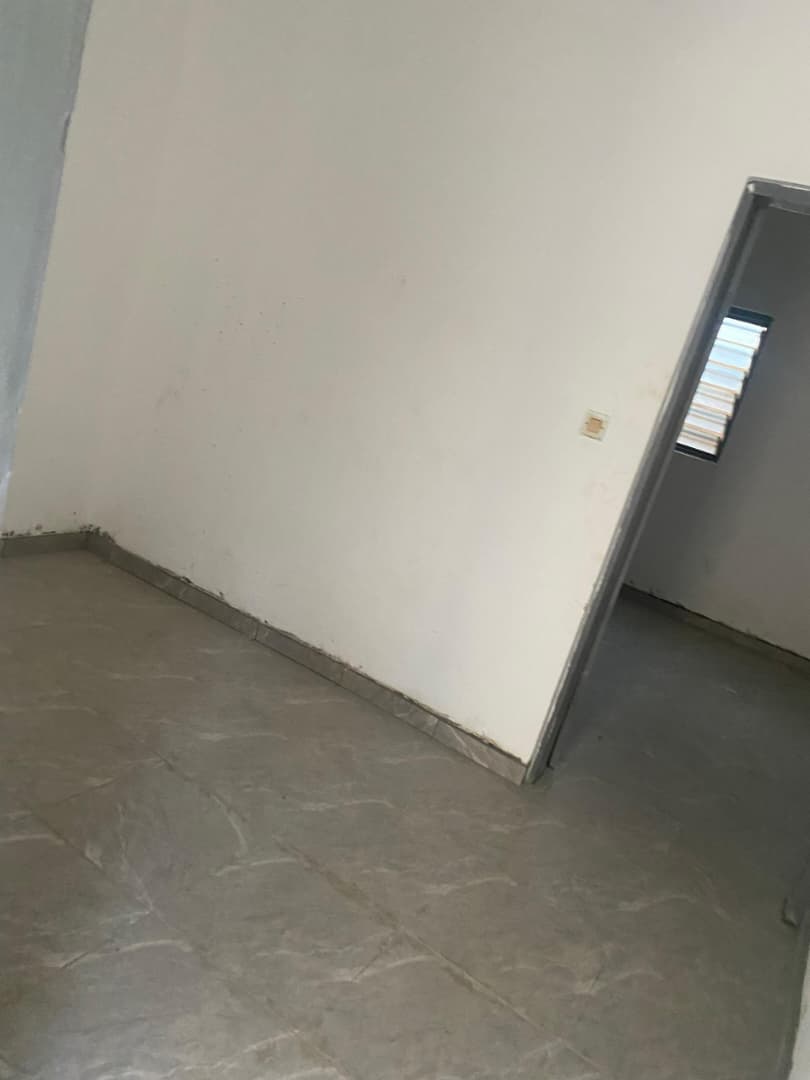 Villa basse 3 chambres salon en rénovation à louer à Agbalépédo – 250000 FCFA