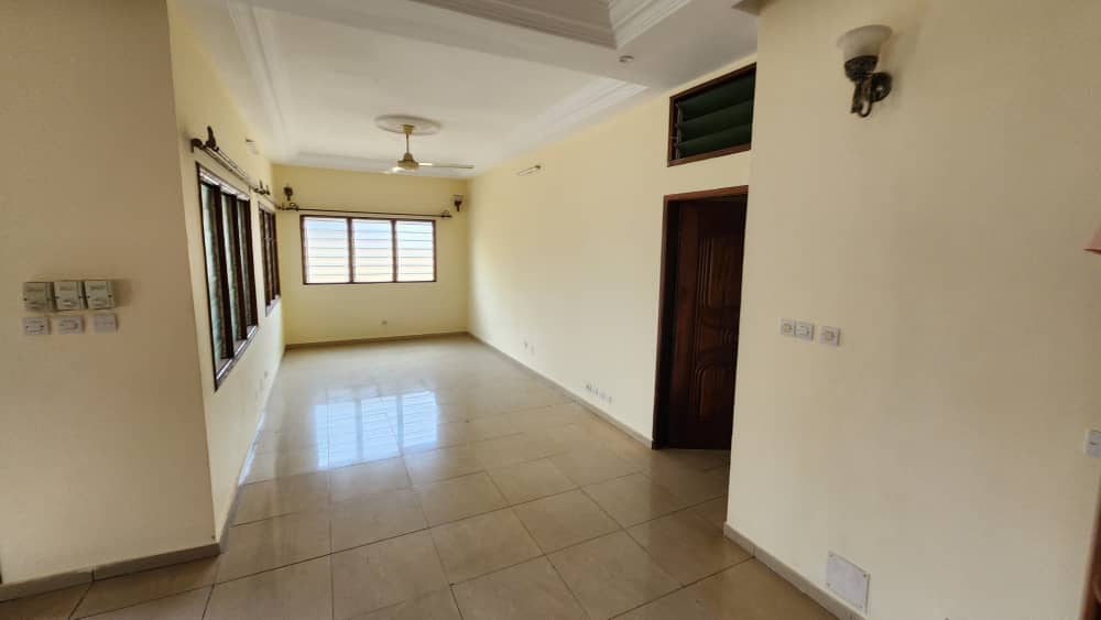 Villa 3 chambres en location à Djidjolé proche du goudron – 200 000 FCFA