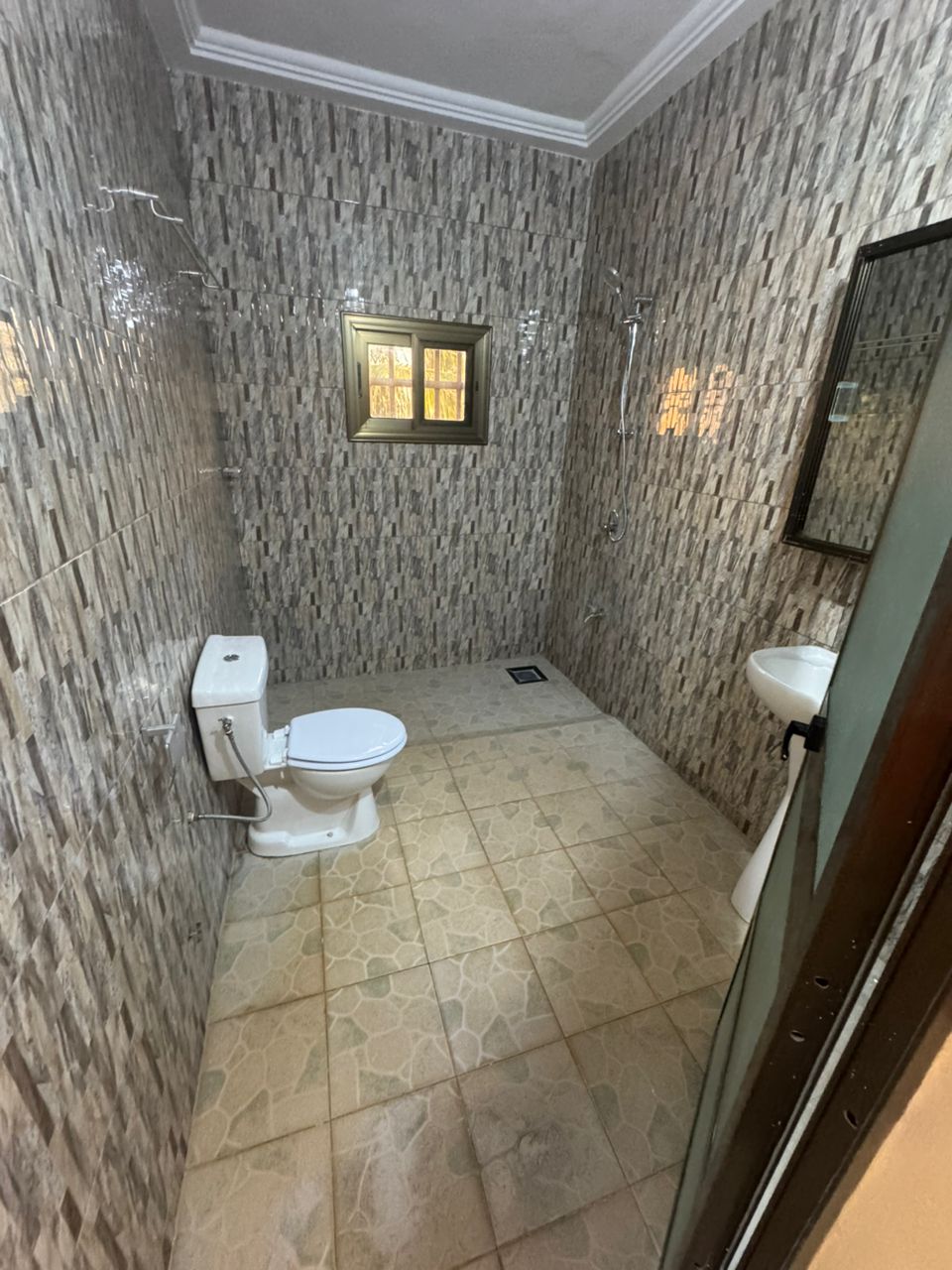 Maison cour unique en location à Adidogomé Logoté Carrefour Obena – 100 000 FCFA