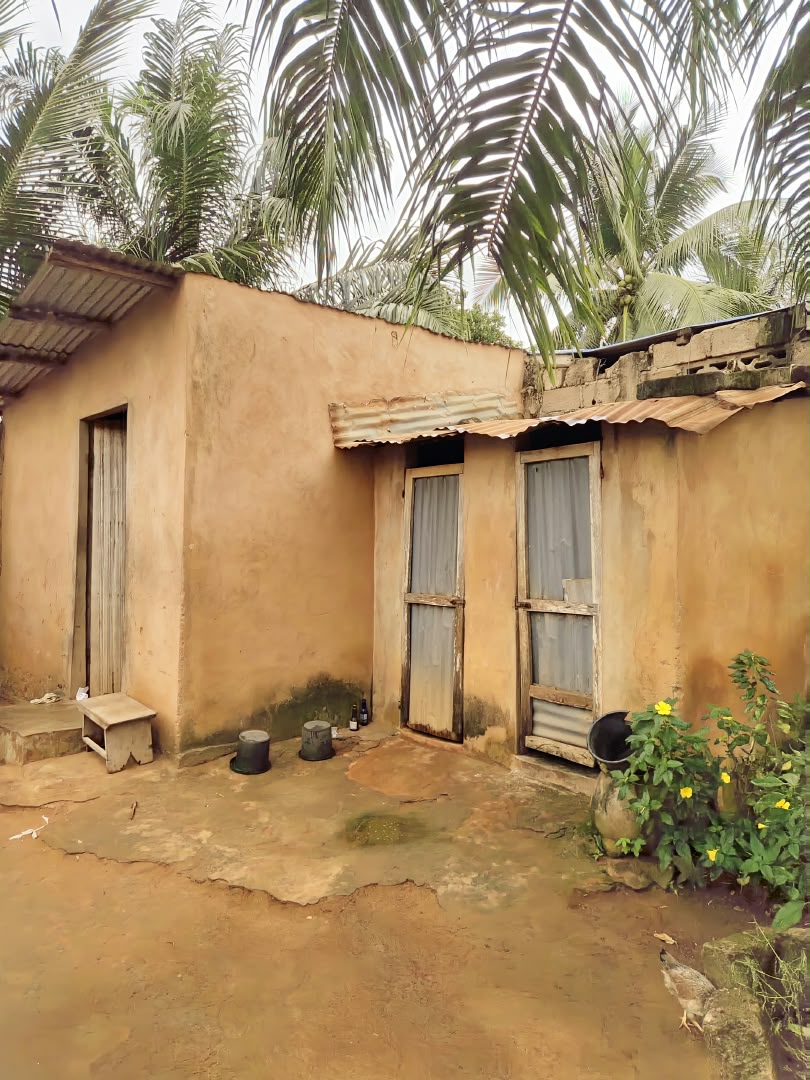 Terrain d'un demi-lot avec 3 pièces et boutique à vendre à Agoè Légbassito – 16 millions FCFA