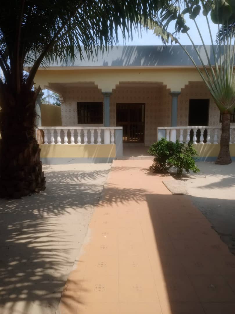villa 4 chambres salon en vente proche du goudron à zanguera – 35 millions fcfa