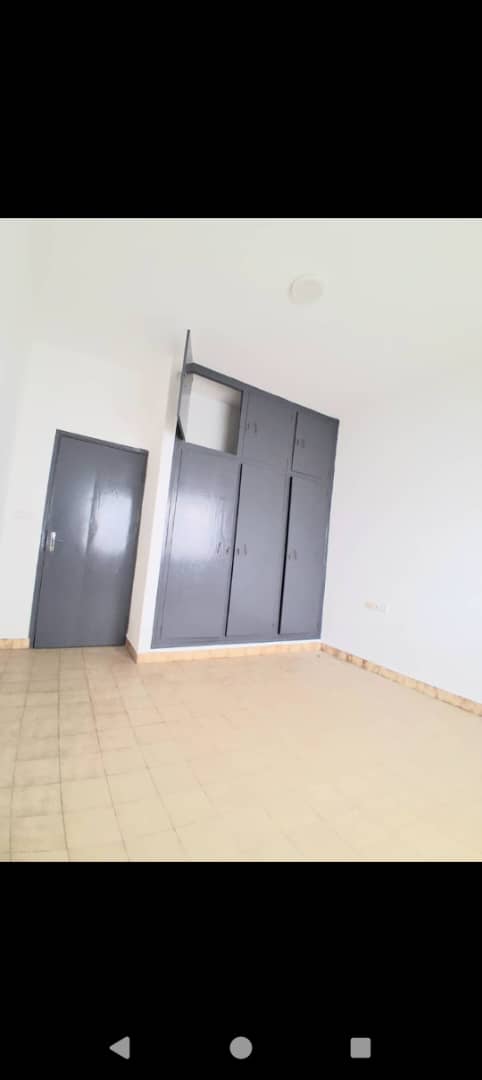 Villa basse 3 chambres salon à louer à Nyékonakpoé – 300000 FCFA