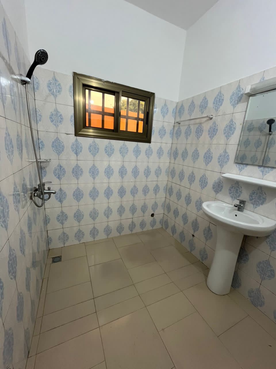 Villa duplex 8 chambres à louer à Djidjolé – 550 000 FCFA / mois