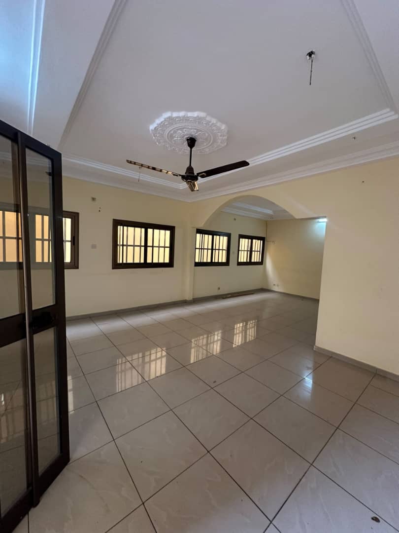 Appartement 3 chambres à louer à Amadahomé Bar Visa – 120 000 FCFA