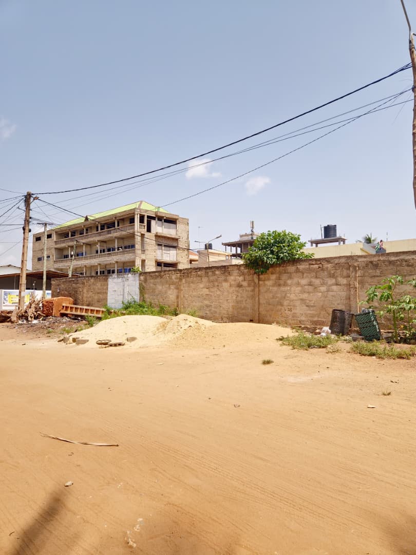 Terrain de 1229 m² en vente en angle de rue à Agoè Adidoadin – 160 millions FCFA