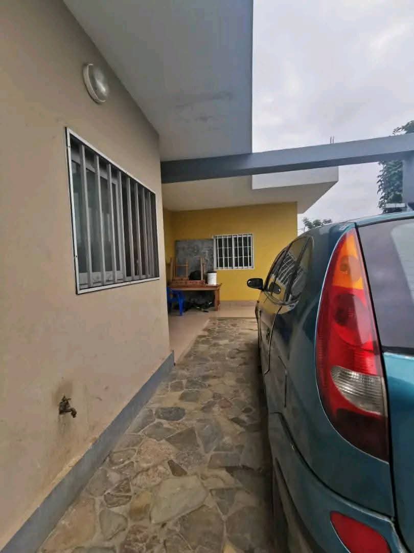 Maison 3 chambres salon en location à Kpogan – 160 000 FCFA par mois