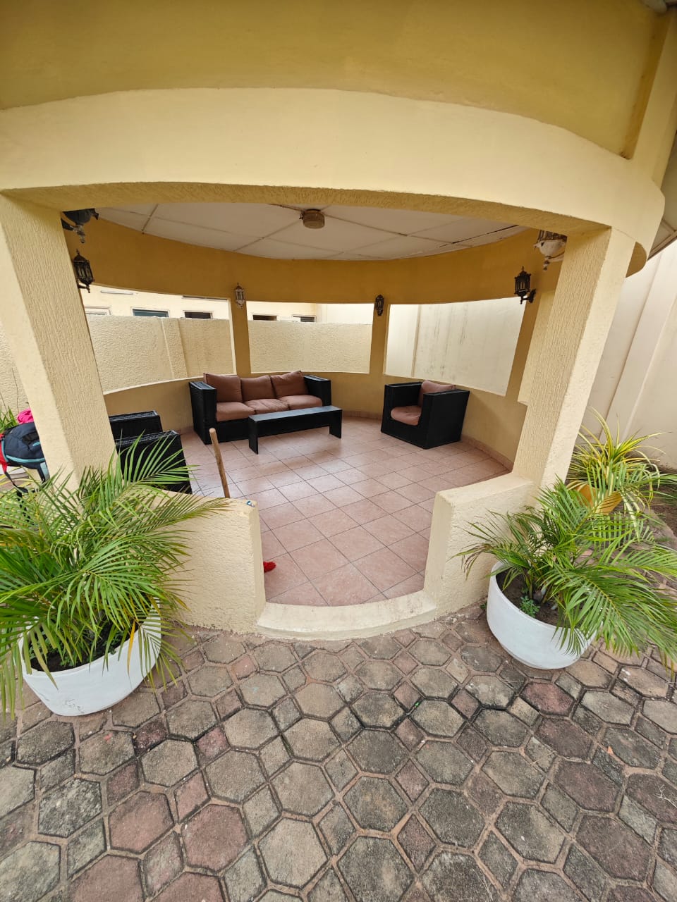 Villa avec jardin 3 chambres à louer à Avedji proche du goudron – 300 000 FCFA