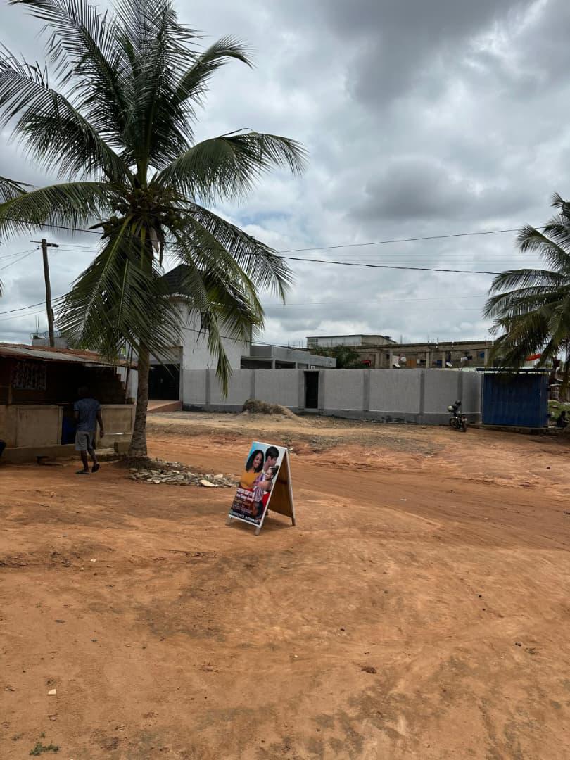 Terrain d'un demi lot en vente à Ségbé derrière station Energium – 8,5 millions FCFA