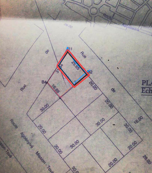 Maison d'un demi-lot en vente à Agoè Main 2 Dieu, angle de rues, proche de la grande voie – 28 millions FCFA
