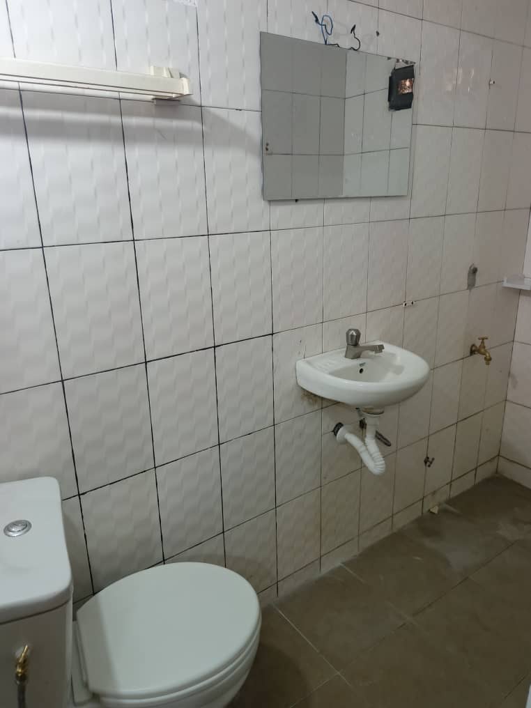 Appartement 1 pièce à louer à Totsi près de la station Total – 100 000 FCFA