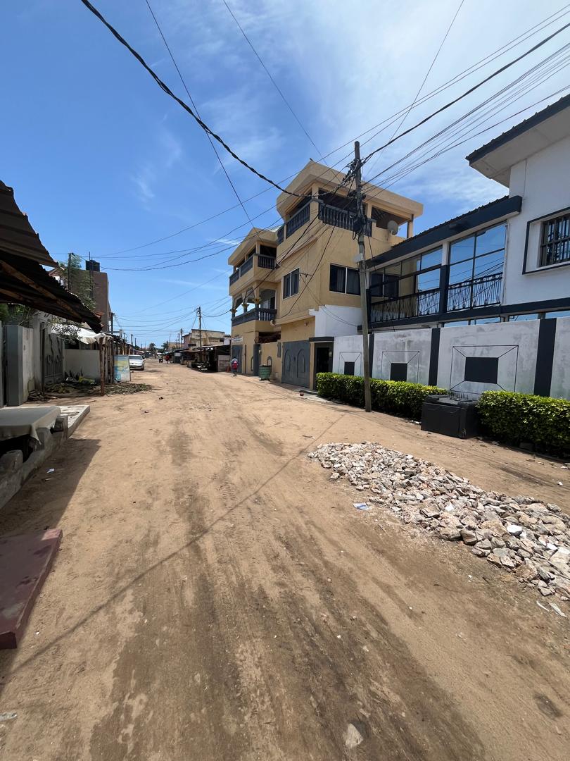 Terrain bâti de 300 m² avec mini villa en vente en bordure de goudron à Nyekonakpoè Adjololo – 30 millions FCFA