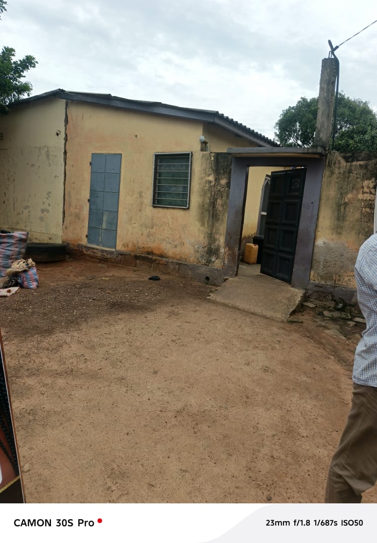 Maison de location en vente à Avedji phase près du carrefour Margot – 40 millions FCFA