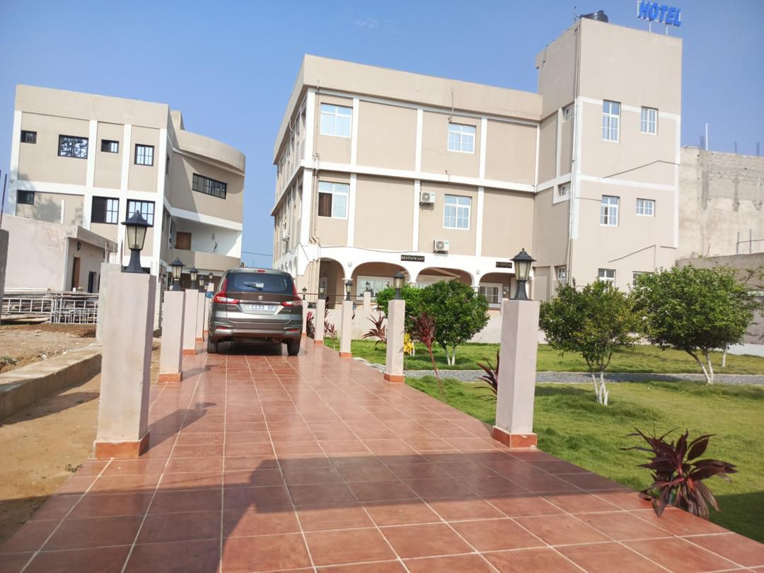Hôtel 25 chambres de 1200 m² en vente à Alogavi, proche du goudron – 520 millions FCFA