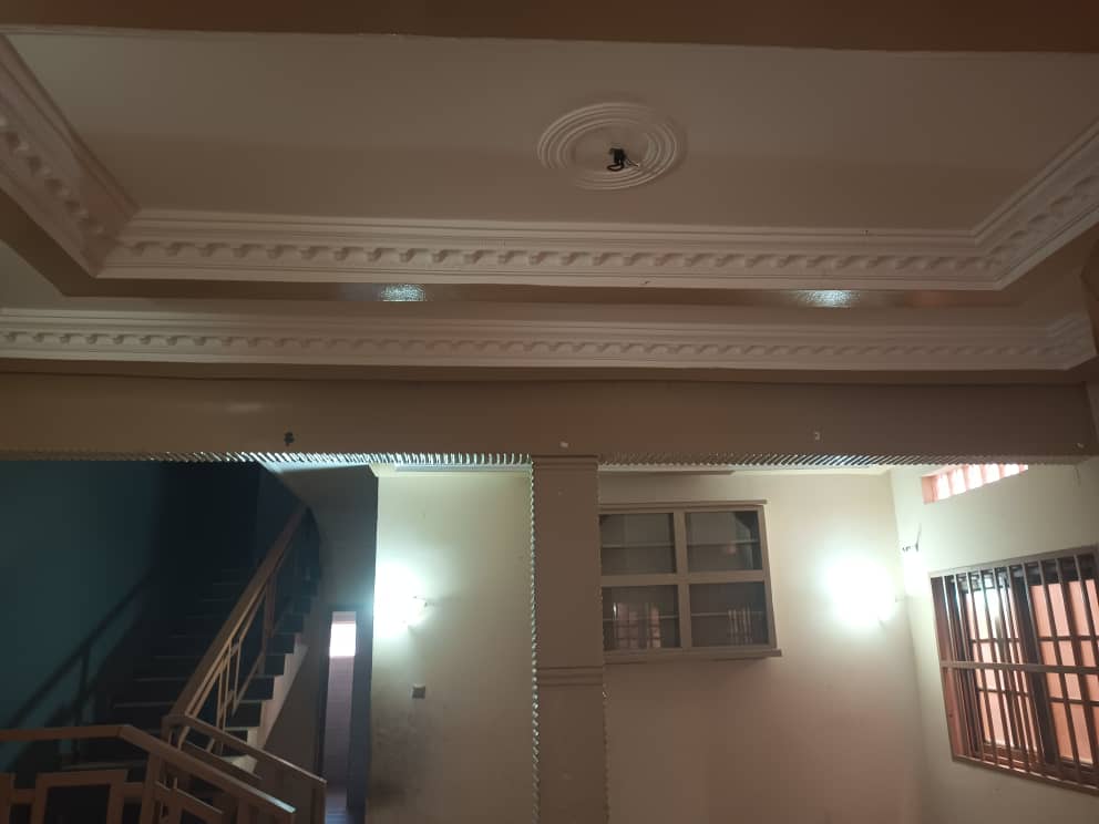 Location 2 chambres à 100 m du goudron à Léo 2000 Volonté – 150 000 FCFA