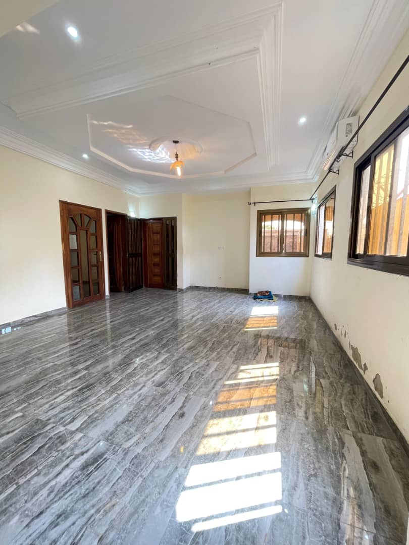 Villa duplex 7 pièces à louer à Avépozo, à 100 m du goudron et à 800 m de la mer – 400000 FCFA