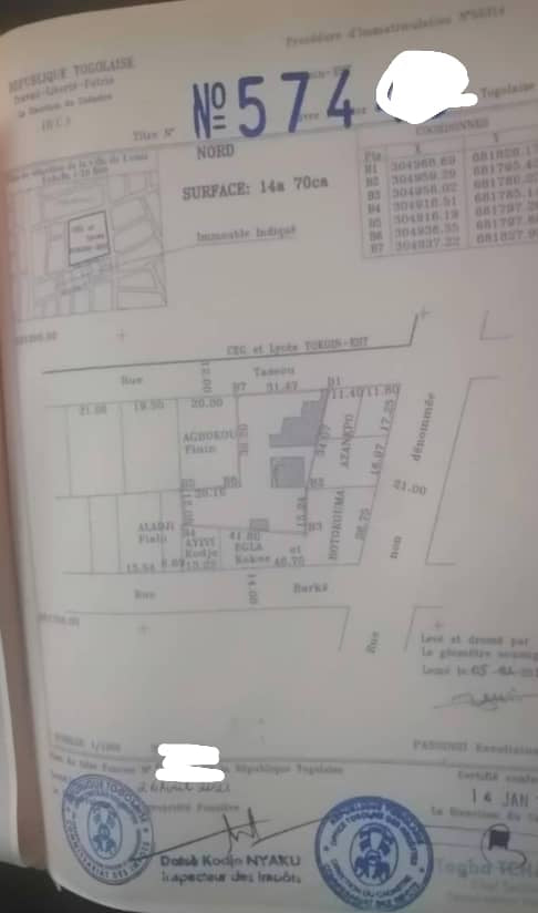 Terrain 2 lots et demi en vente à Tokoin Wuiti derrière Moussa Barké – 210 millions FCFA