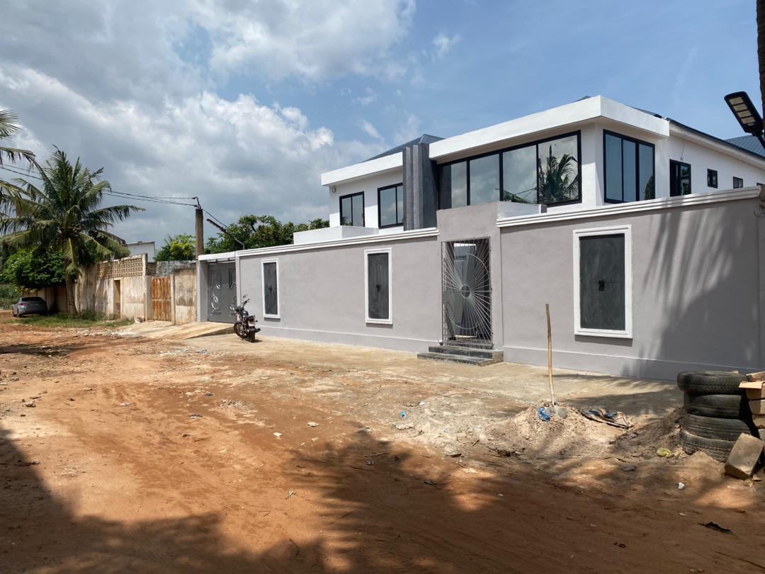 Villa R+1 de haut standing en vente à Avénou – 200 millions FCFA