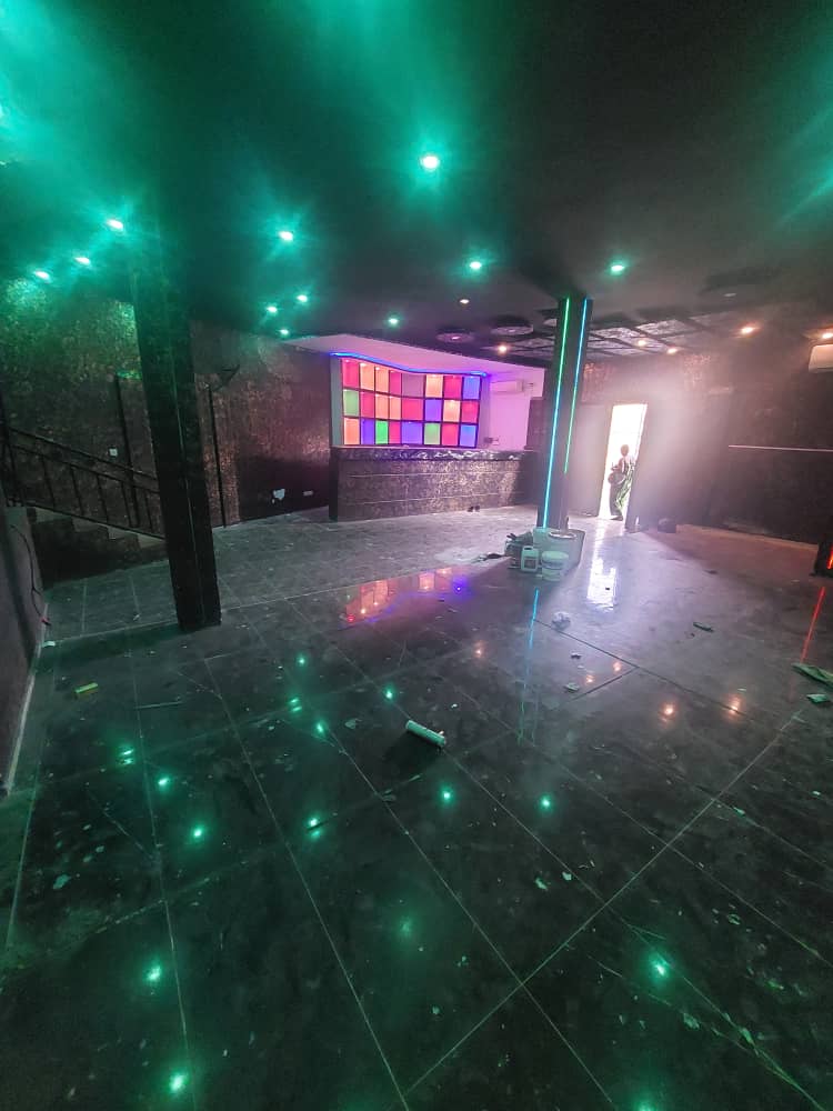 Grand hall avec cave, débarras et WC interne à louer à Zanguéra Maco - 200 000 FCFA