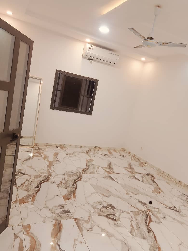 Appartement 3 chambres en location à Adewui Rond Point Trésor – 250 000 FCFA