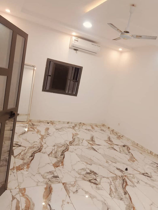 Appartement 3 chambres en location à Adewui Rond Point Trésor – 250 000 FCFA