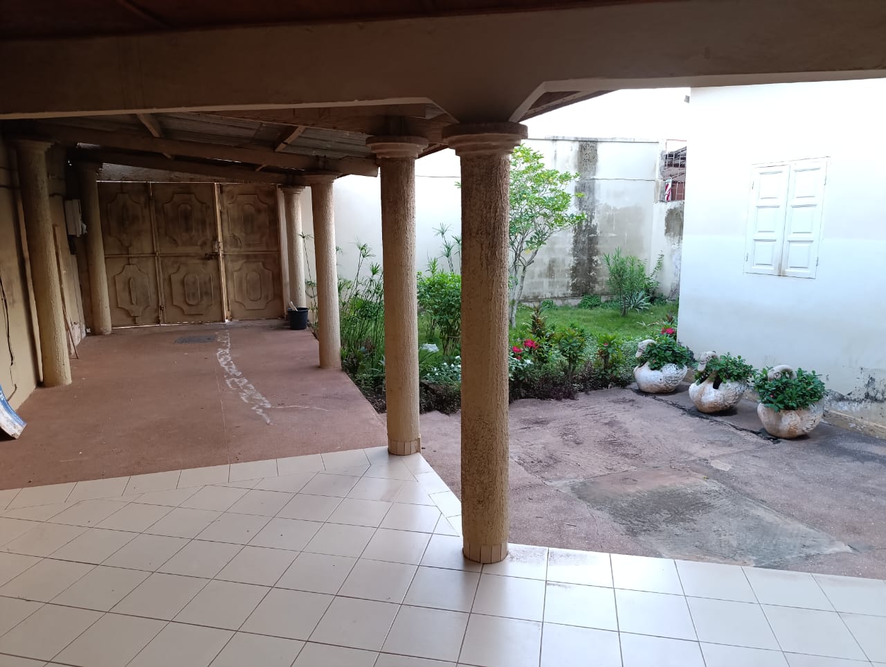 Maison à vendre au bord du goudron à Zanguera – 35 millions FCFA