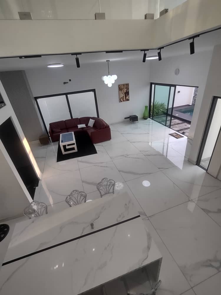 Villa duplex piscine meublée 3 chambres à louer à Baguida – 1 000 000 FCFA