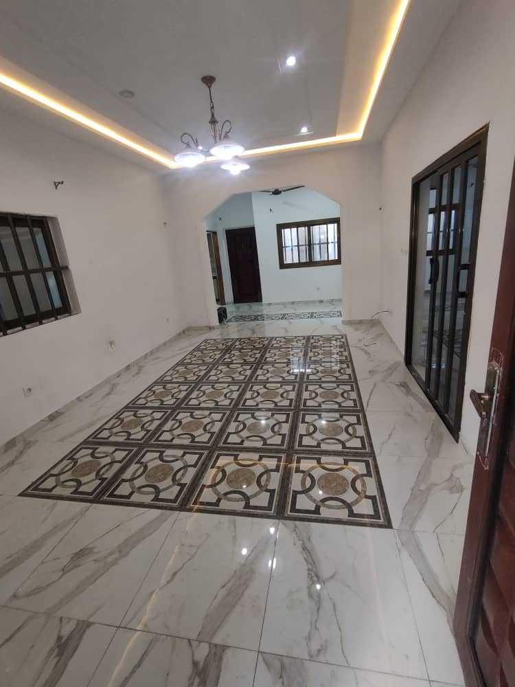 Villa duplex 4 chambres à louer à Djidjolé Gakli – 400 000 FCFA