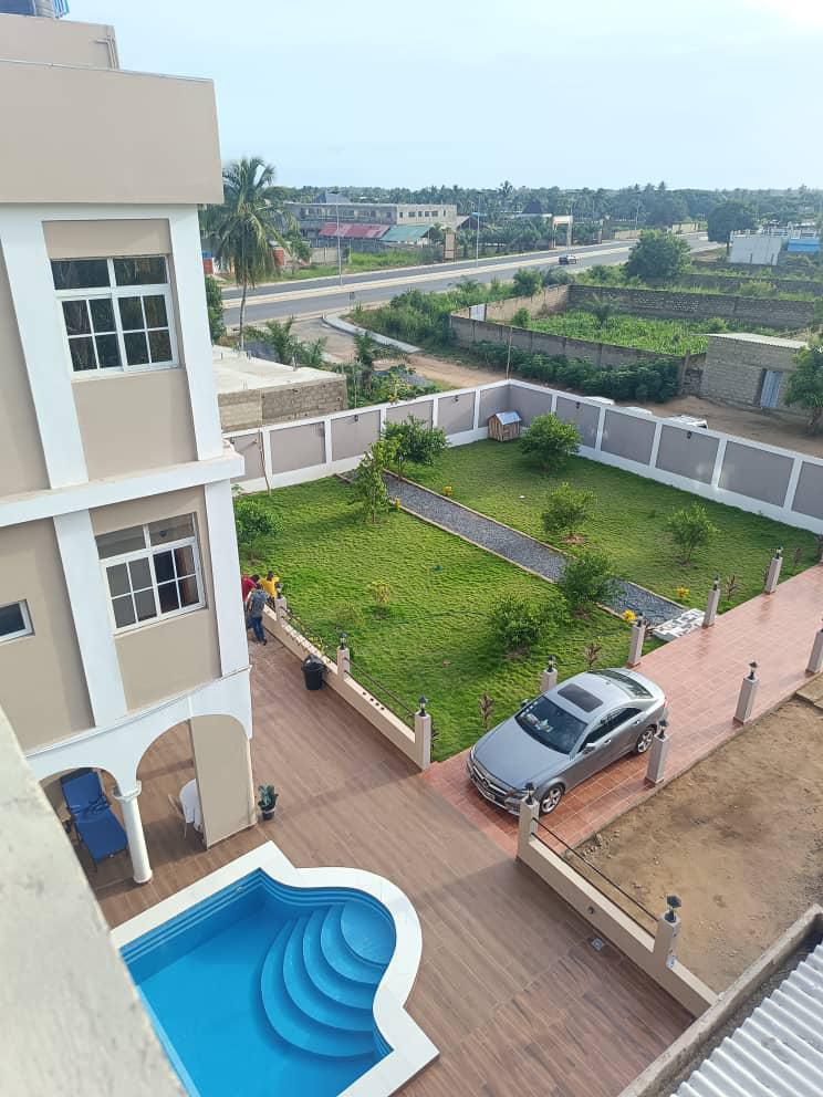 Hôtel 25 chambres de 1200 m² en vente à Alogavi, proche du goudron – 520 millions FCFA
