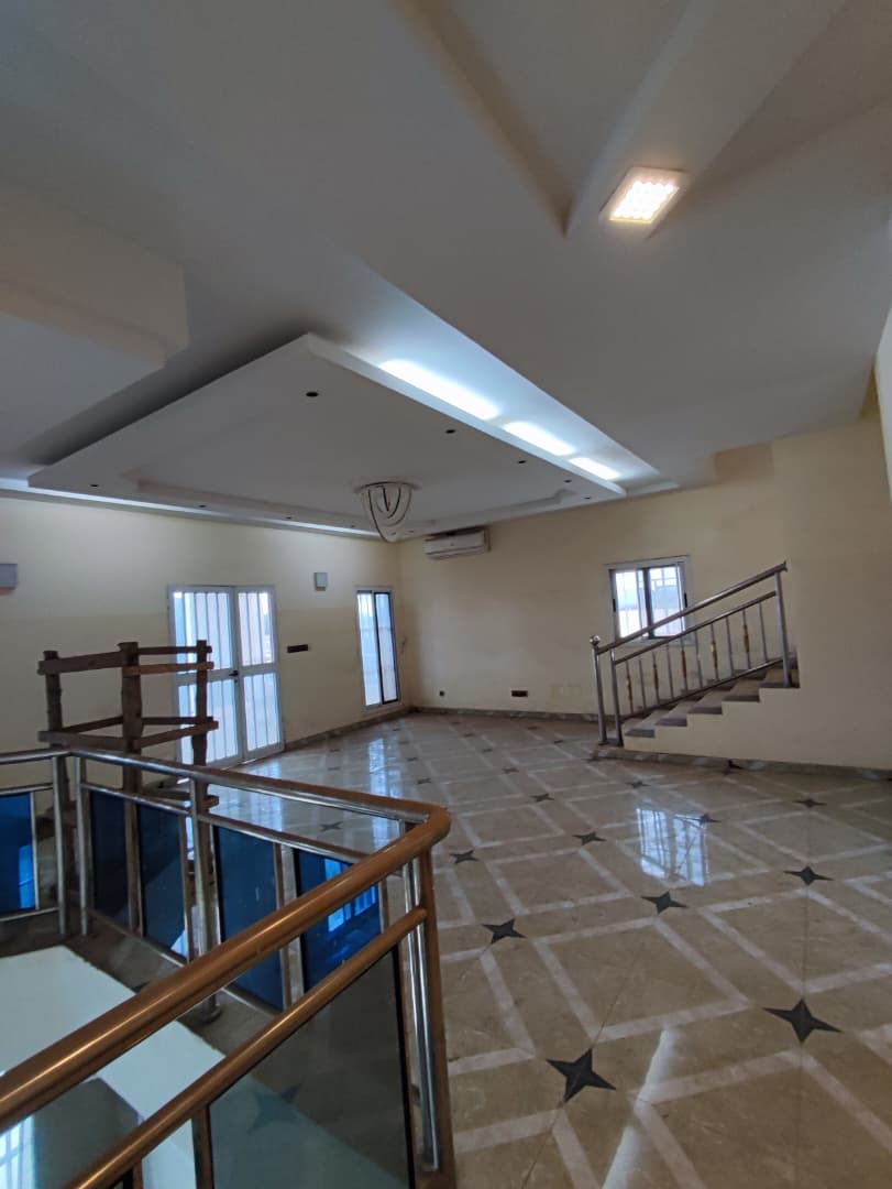 Villa duplex haut standing 5 chambres à louer à Cité Aéroport – 1 000 000 FCFA