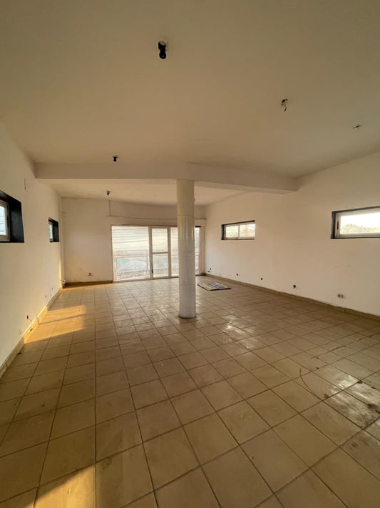 Boutique duplex à louer au bord du goudron à Tokoin séminaire – 200.000 FCFA