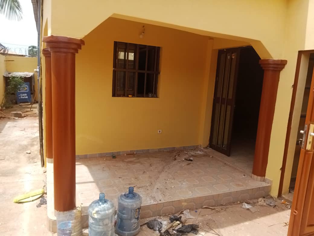 Villa de 2 chambres à louer à Akato, proche du goudron – 70 000 FCFA/mois