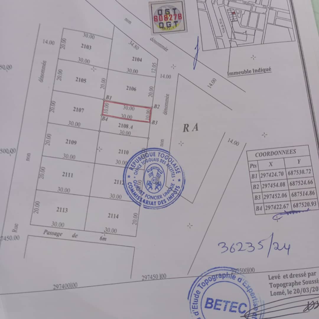 Terrain demi-lot à vendre à Vakpossito proche du goudron – 17 millions FCFA
