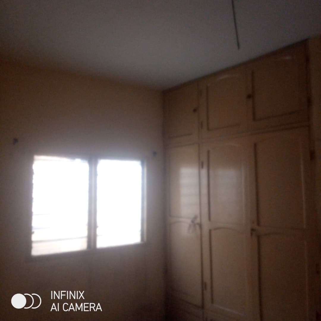 Maison cour unique en location à Adakpamé – 4 chambres – 150 000 FCFA