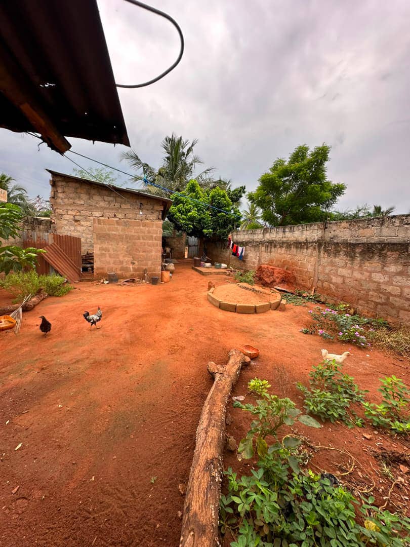 Terrain de 159 m² avec 2 pièces en vente à Atilamonou – 7,5 millions FCFA
