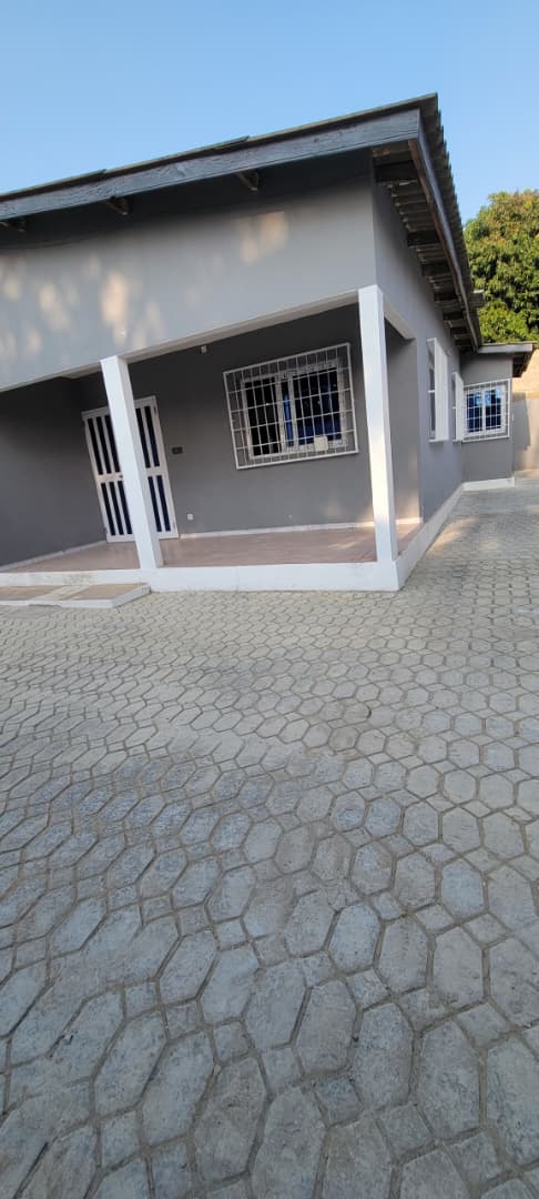 Villa cour 3 chambres à louer à Kpogan – 130 000 FCFA