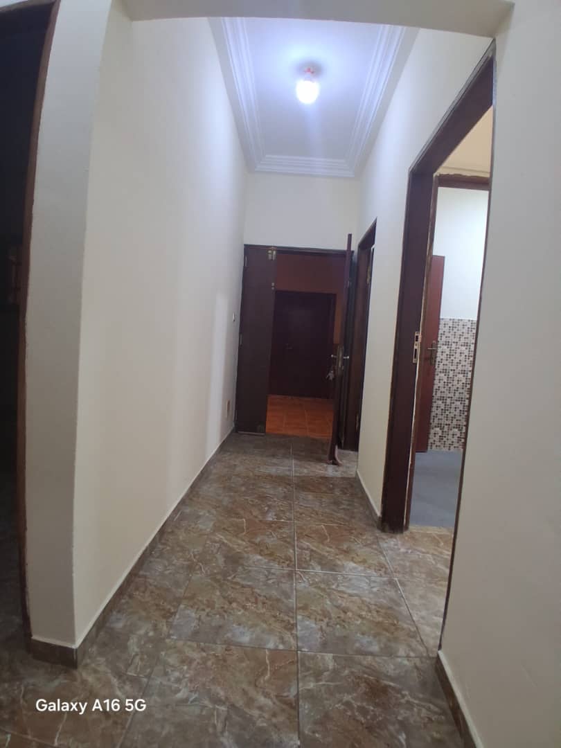 Appartement 2 chambres à louer à Avenou au bord du goudron – 80 000 FCFA / mois