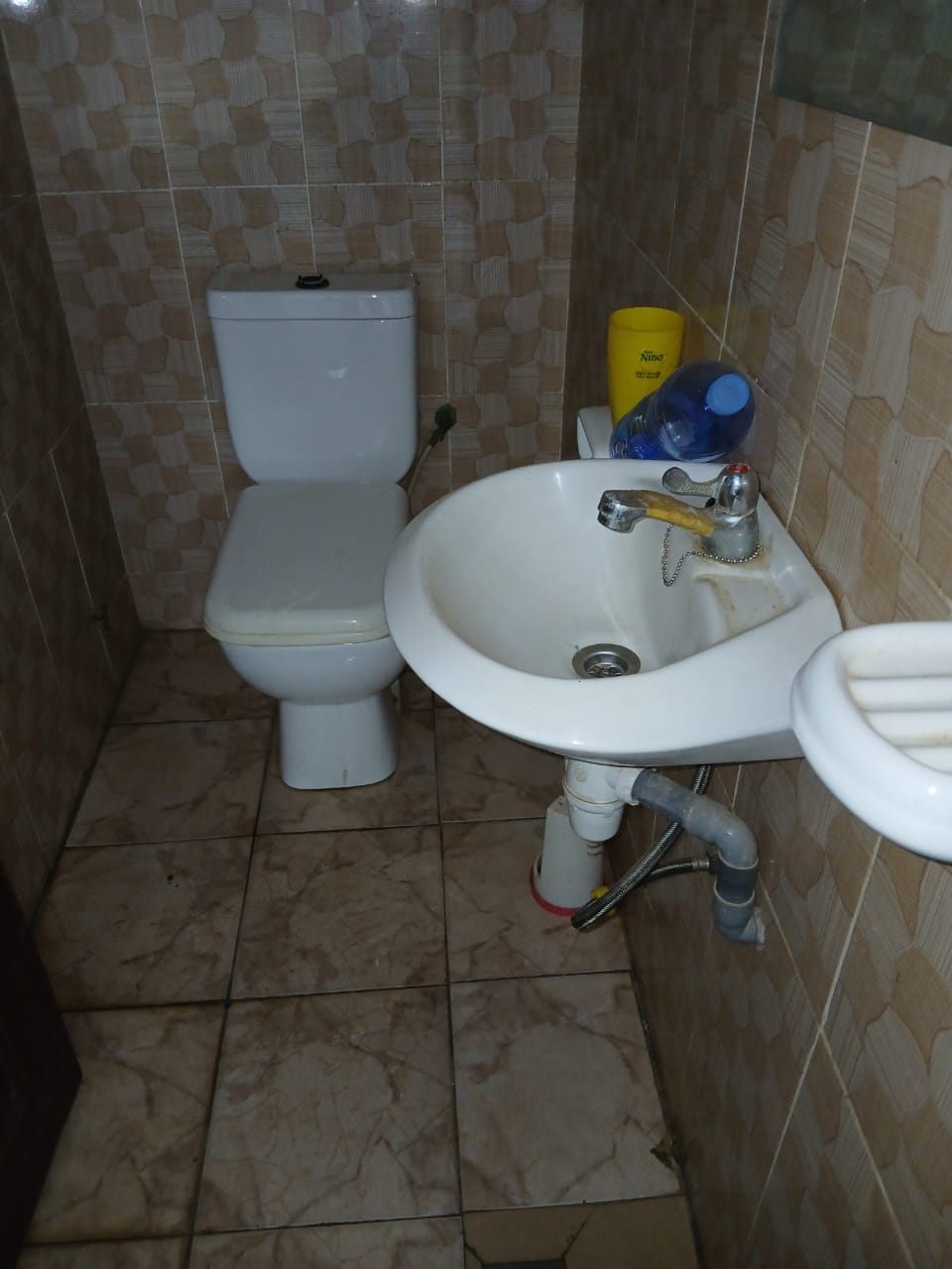 Boutique avec bureau sanitaire en baies vitrées en location au bord du goudron d'Agbalepedo – 120000 FCFA/mois