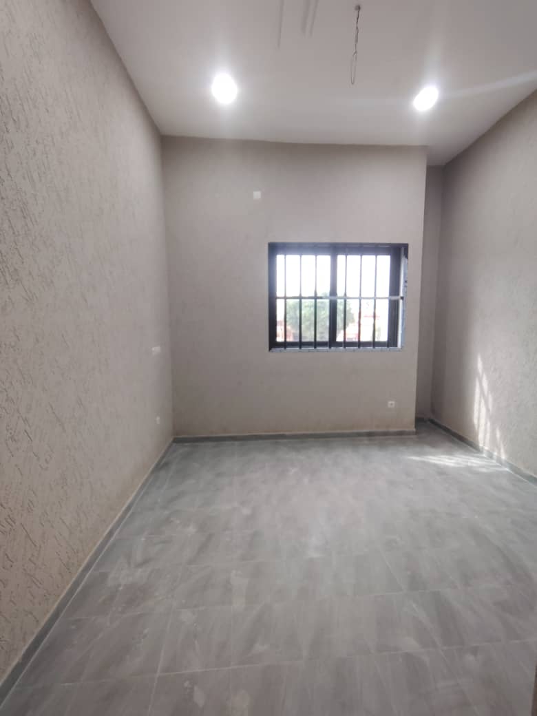 Appartement 2 chambres salon en location à Attiégou Primaire – 130 000 FCFA/mois