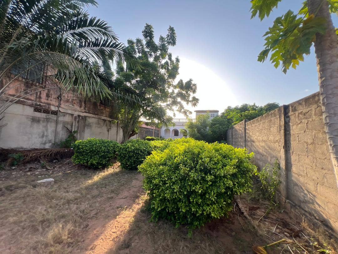 Terrain 338 m² avec bâtiment d'une chambre et salon en vente à Klikamé – 37 millions FCFA