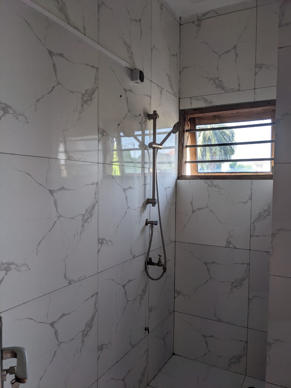 Chambre salon en location à Adidoadin au bord du goudron, non loin de Concorde - 60 000 FCFA
