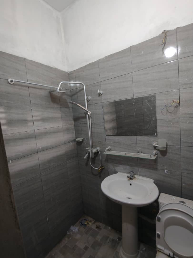 Appartement 2 chambres salon en location à Attikoumé proche du goudron – 150000 FCFA