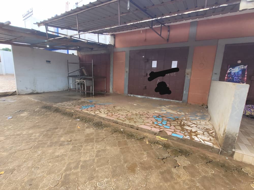 Boutique à louer en bordure de goudron à Agoè Legbassito – 100 000 FCFA