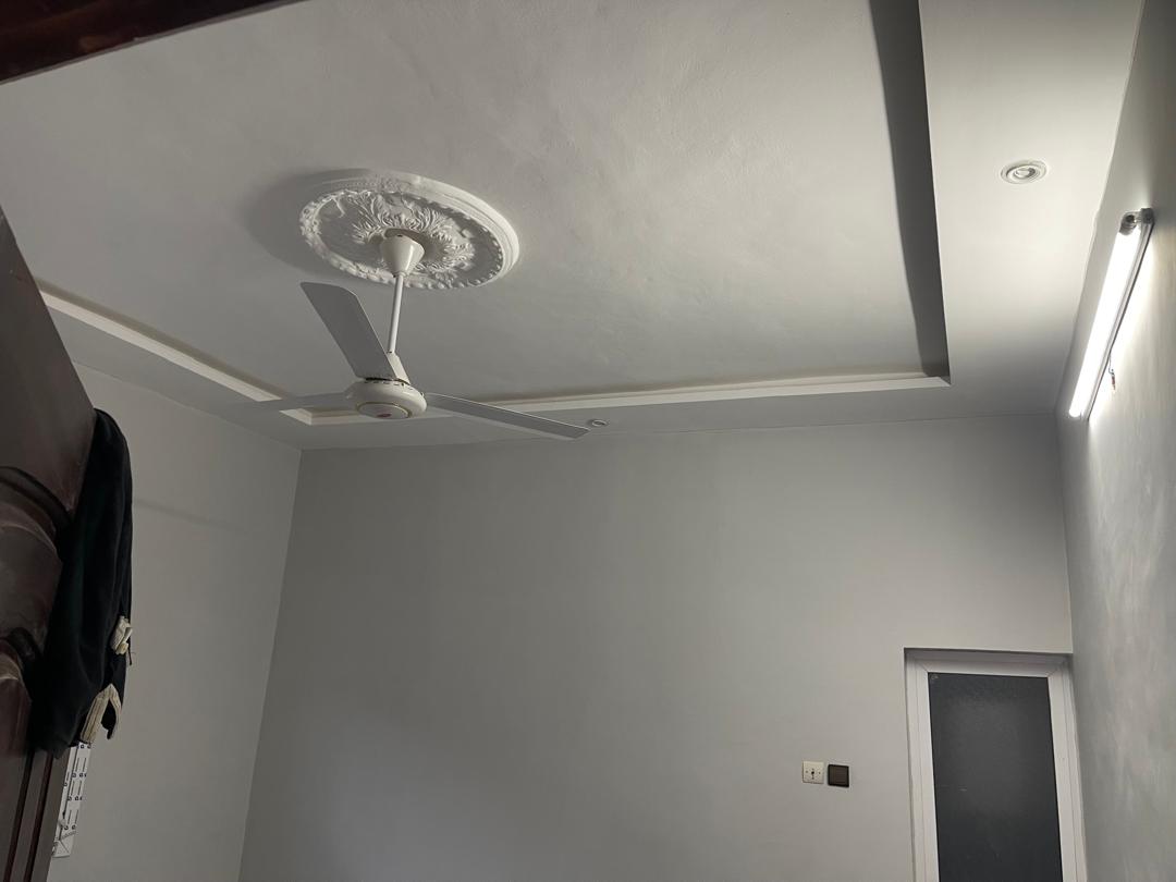Appartement cour unique de chambre salon en location à Agbalepedo haac – 80 000 FCFA