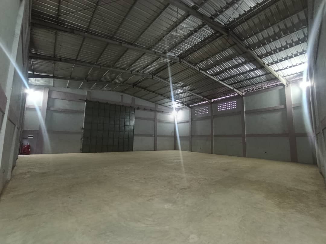 Entrepôt de 600 m² en location à Adakpamé, proche du goudron – 1 million FCFA