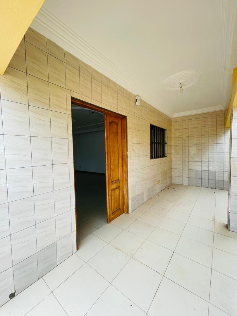Cour unique de 2 chambres salon à louer à Adidogome Zionto – 100 000 FCFA
