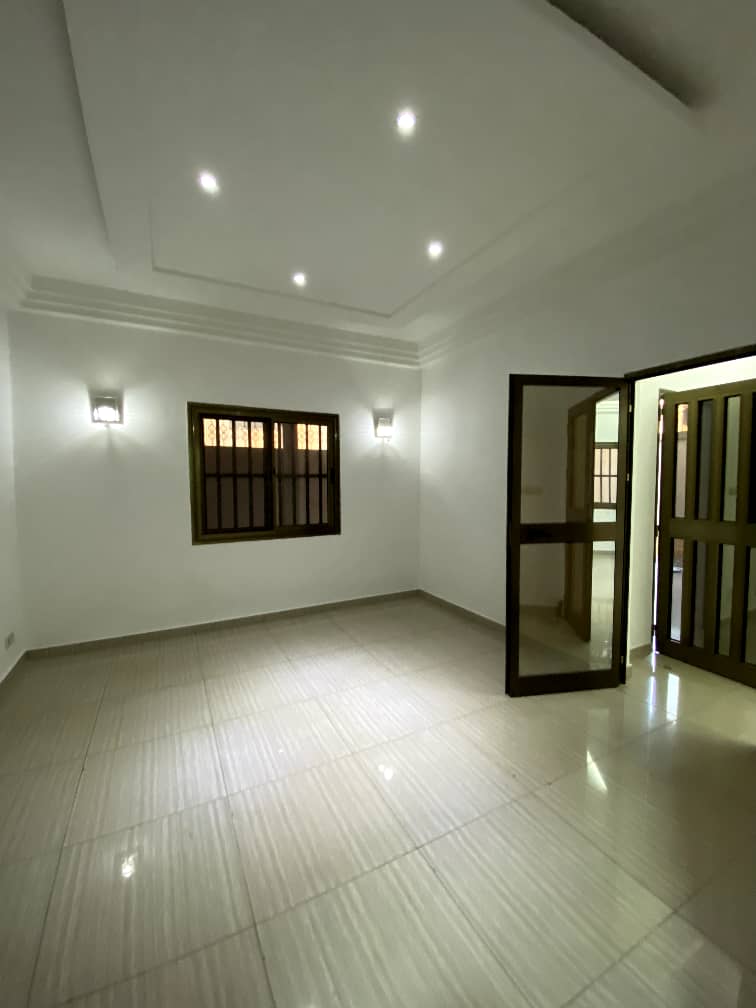Villa duplex 5 chambres en location à Cito Aéroport – 800000 FCFA